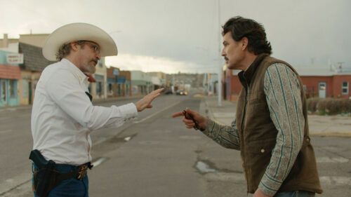 Pedro Pascal et Joaquin Phoenix dans la rue dans Eddington