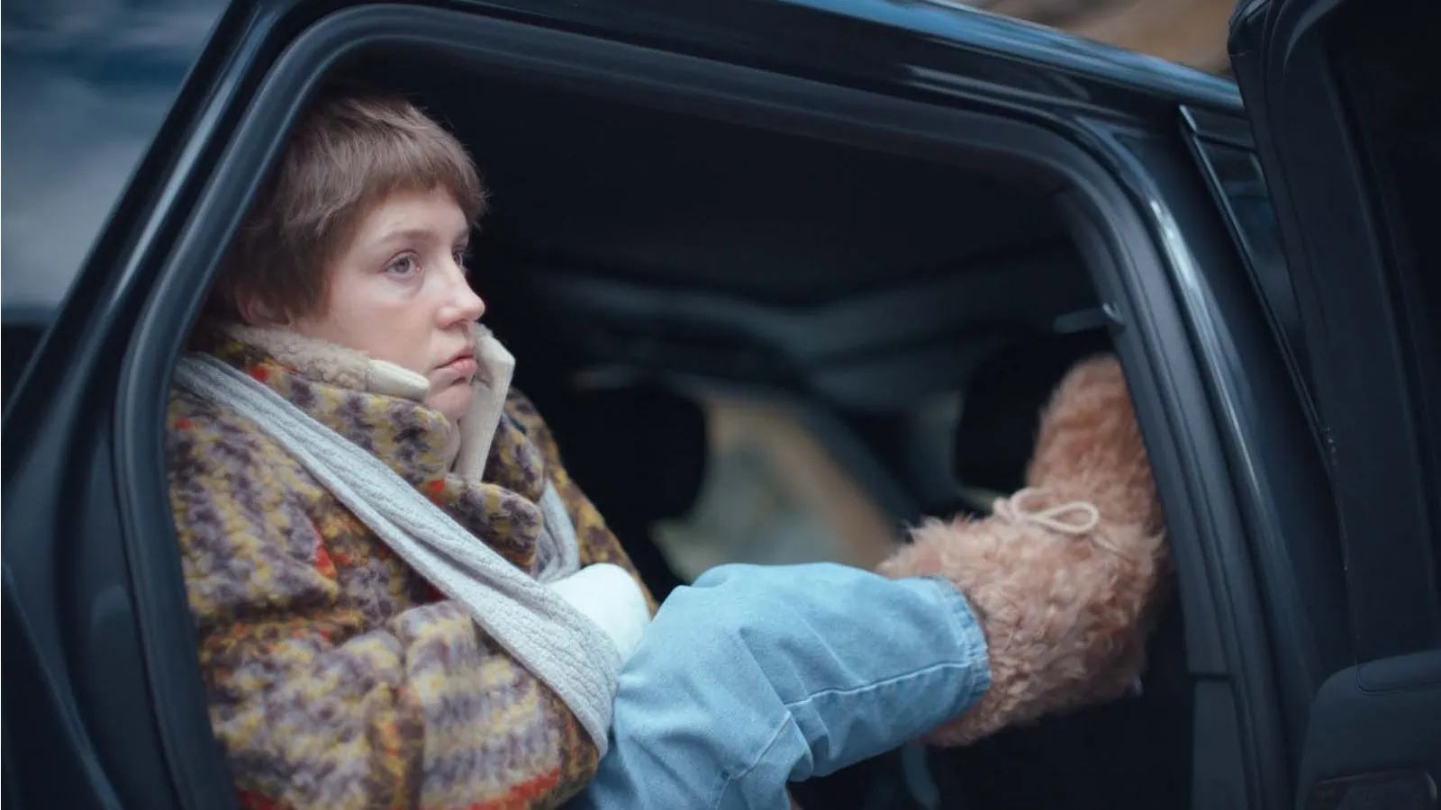 Magaloche (Adèle Exarchopoulos), en convalescence après une énième vidéo, dans "L'Accident de piano"