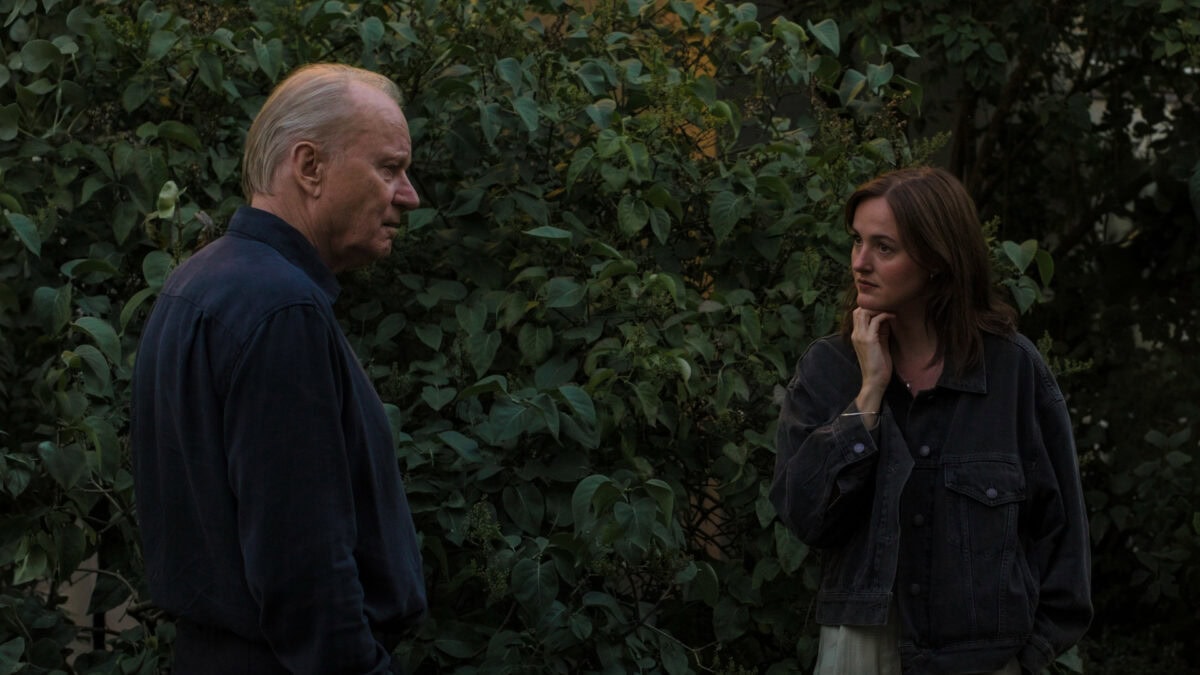 Renate Reinsve et Stellan Skarsgård discutent dans le jardin de la maison familiale dans Valeur sentimentale
