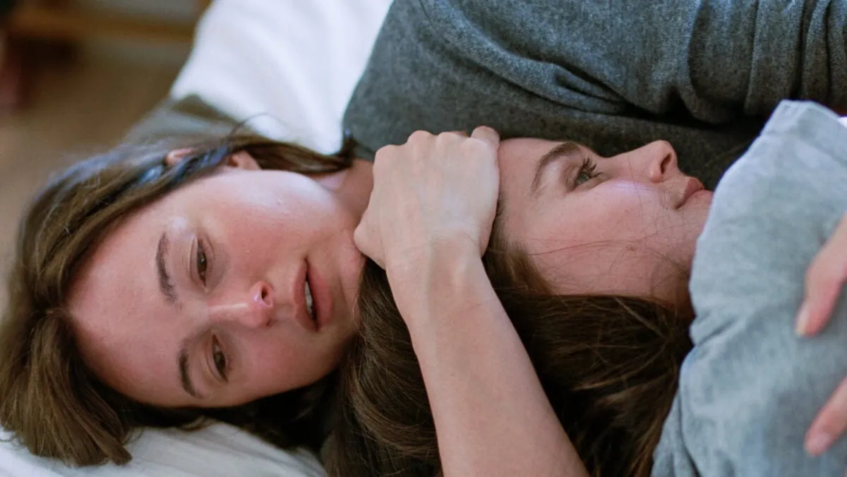 Renate Reinsve et Inga Ibsdotter Lilleaas s'enlacent dans Valeur sentimentale de Joachim Trier