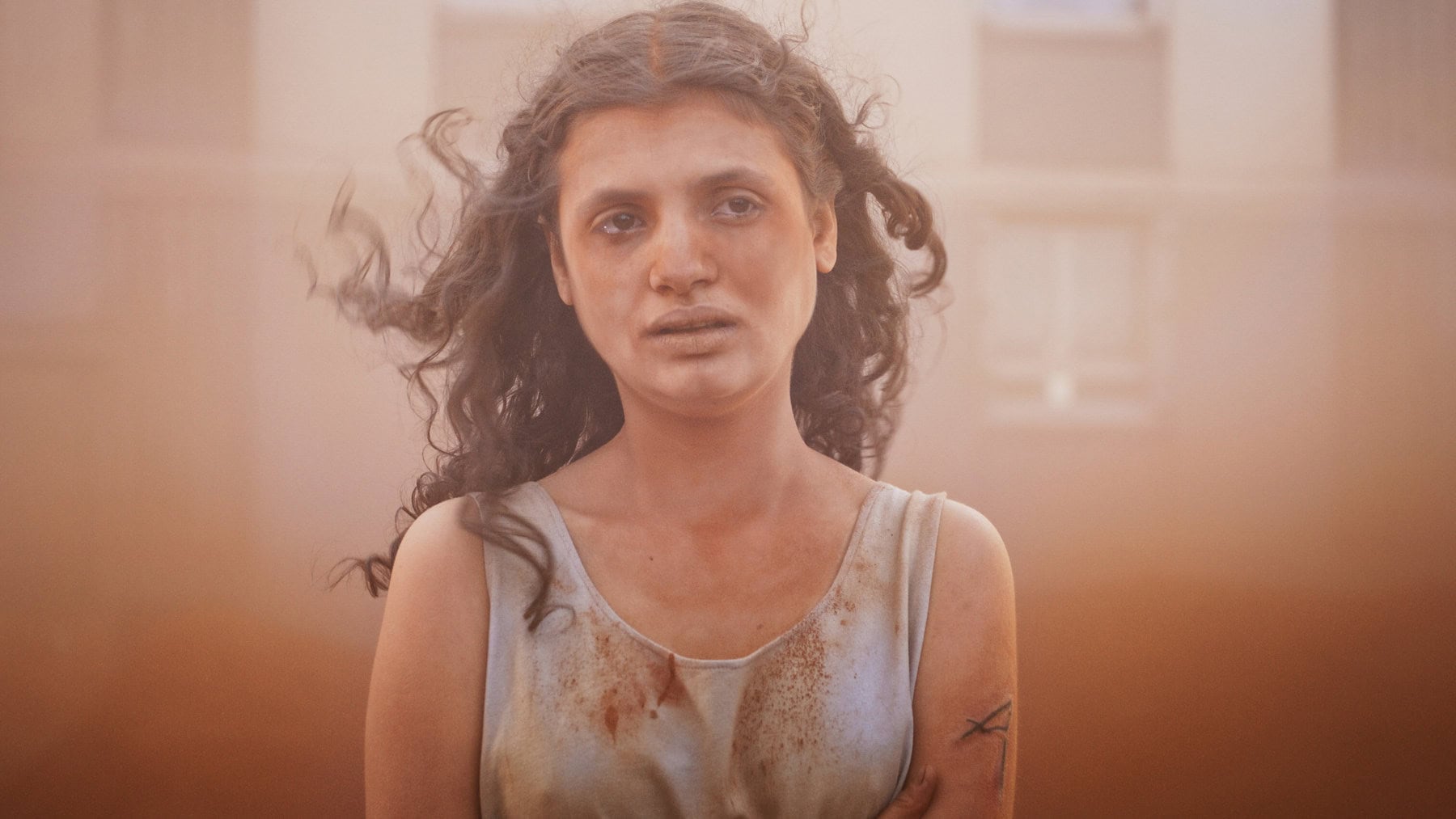 Mélissa Boros dans la poussière dans Alpha de Julia Ducournau