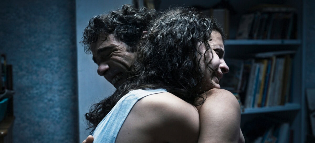 Mélissa Boros dans les bras de Tahar Rahim dans Alpha