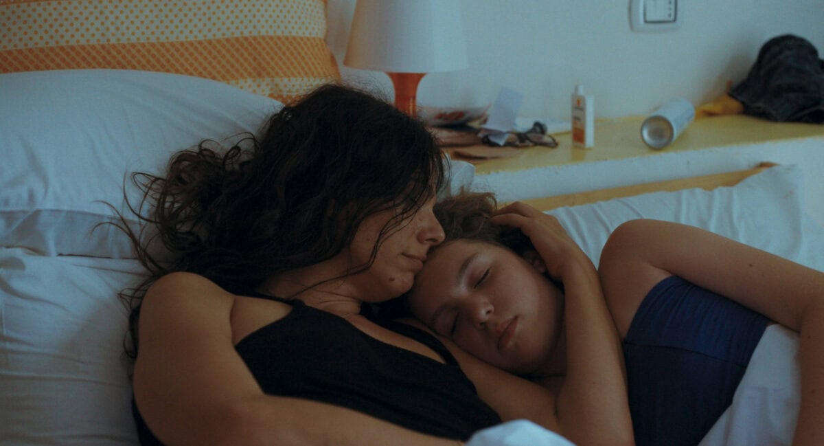Sophie Letourneur et sa fille dans son lit dans L'Aventura.
