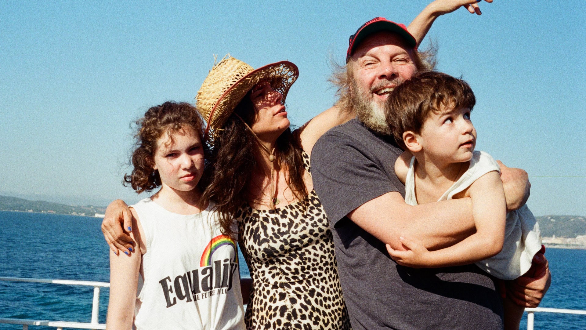 La famille au complet sur le bateau dans L'Aventura de Sophie Letourneur