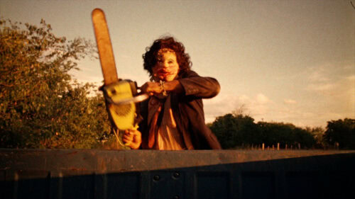 L'apparition iconique de Leatherface au soleil couchant dans Massacre à la Tronçonneuse