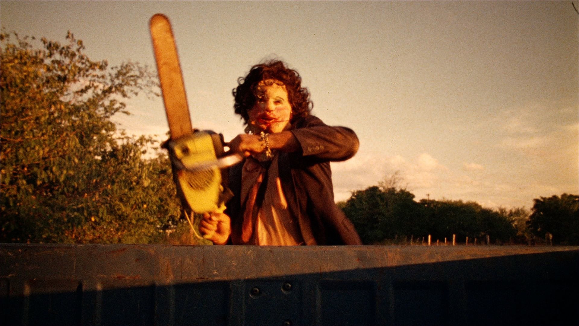 L'apparition iconique de Leatherface au soleil couchant dans Massacre à la Tronçonneuse