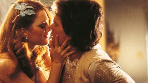 Mark Wahlberg et Julianne Moore s'embrassent dans Boogie Nights