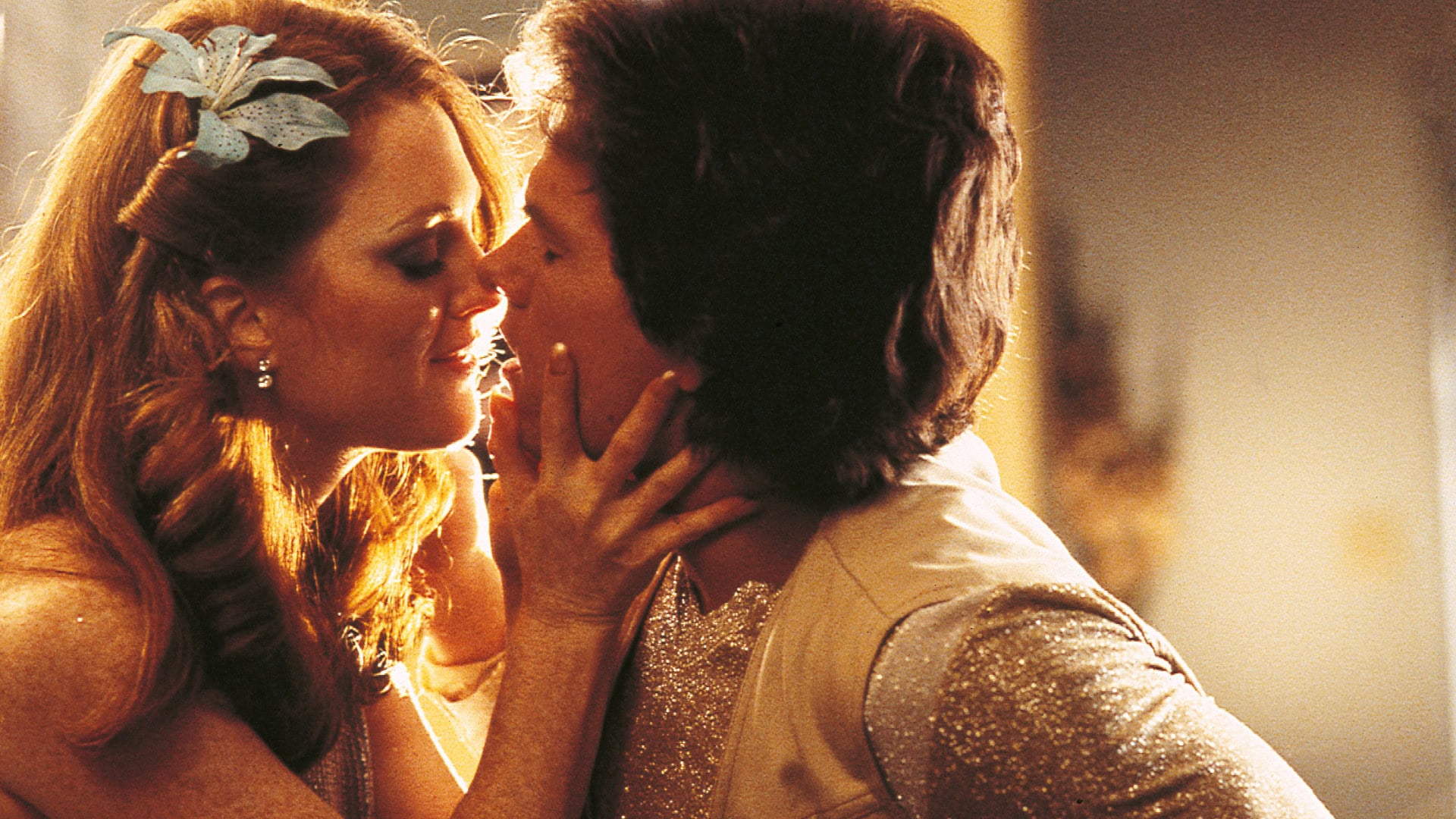 Mark Wahlberg et Julianne Moore s'embrassent dans Boogie Nights