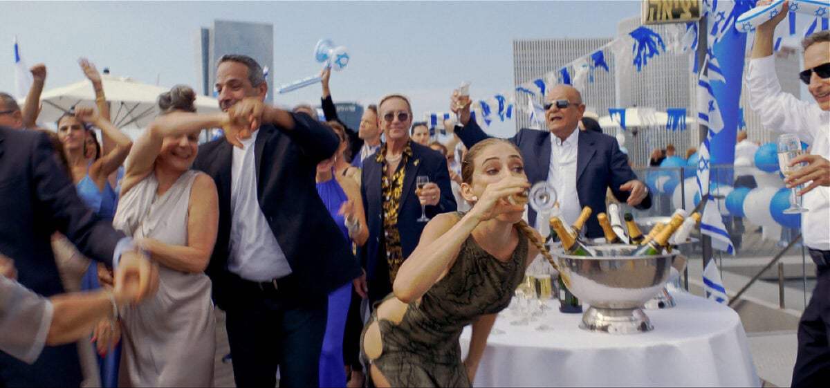 Une fête alcoolisée des israéliens dans Oui de Nadav Lapid.