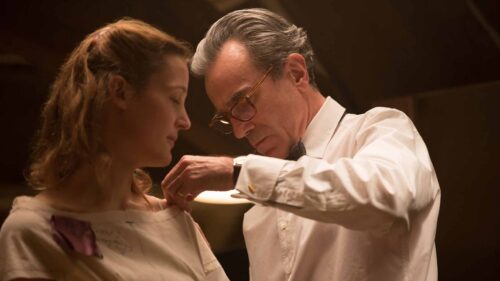 La relation "toxique" de Reynolds Woodcock (Daniel Day-Lewis) et Alma (Vicky Krieps)