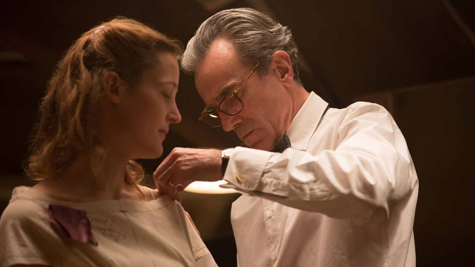 La relation "toxique" de Reynolds Woodcock (Daniel Day-Lewis) et Alma (Vicky Krieps)