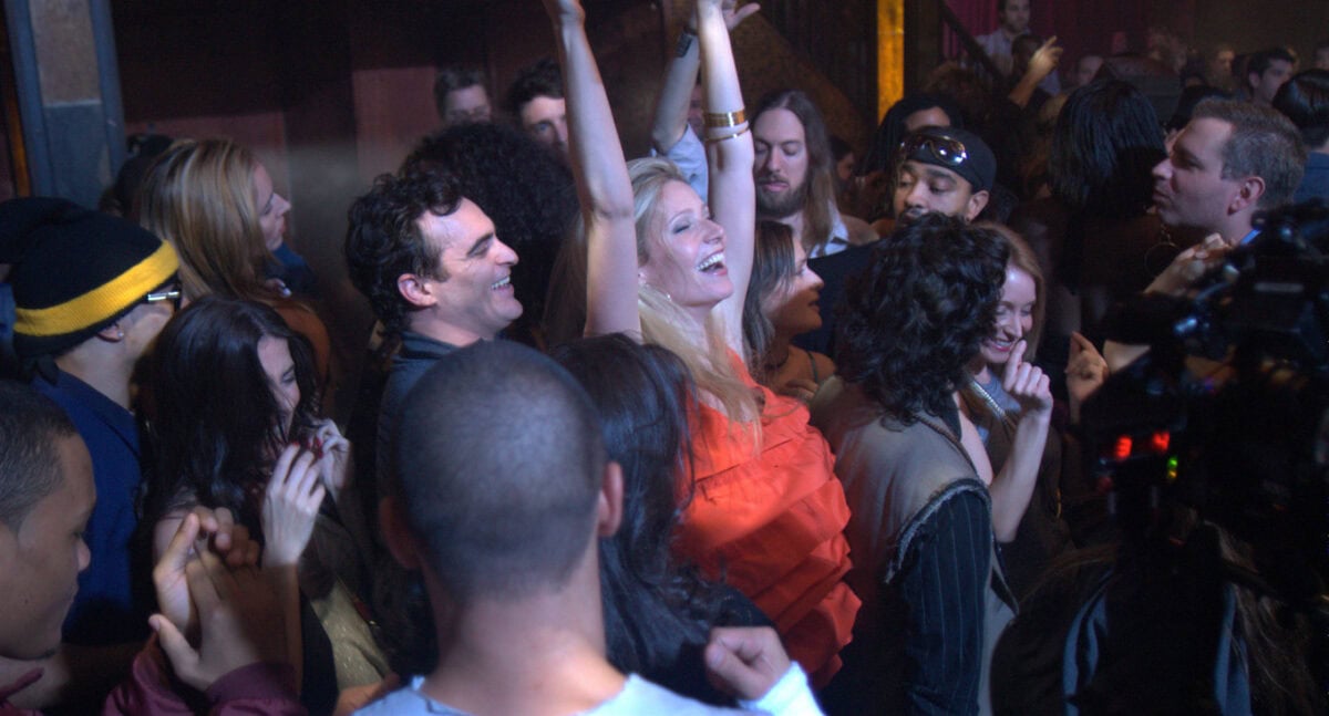 Gwyneth Paltrow et Joaquin Phoenix dans la boîte de nuit dans Two Lovers