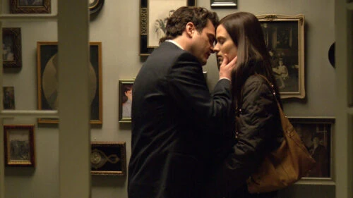 Joaquin Phoenix et Vinessa Shaw s'embrassent dans Two Lovers