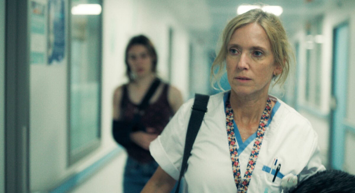 Léa Drucker et Anamaria Vartolomei dans un couloir de l'hôpital dans L'Intérêt d'Adam de Laura Wandel