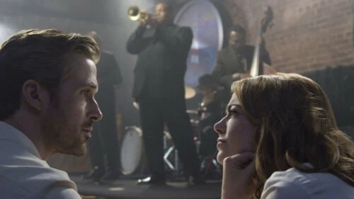 Ryan Gosling et Emma Stone se regardent à la fin de La La Land de Damien Chazelle