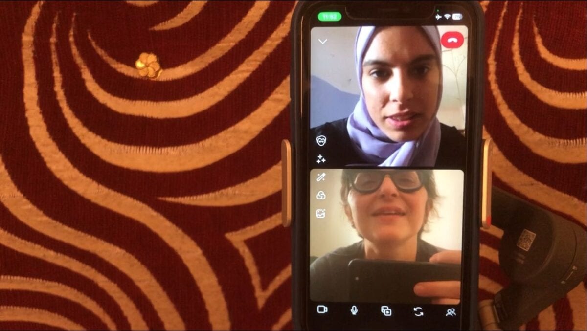 La première conversation entre Fatem et Sepideh Farsi dans "Put Your Soul on Your Hand and Walk"