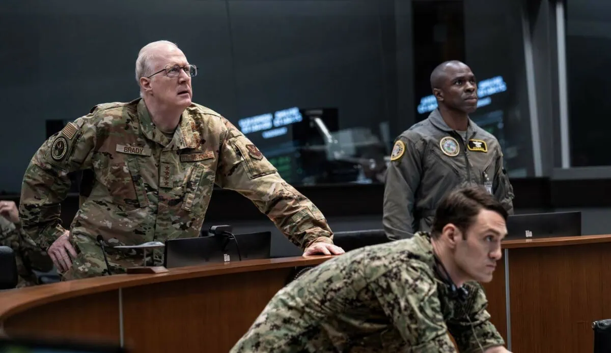 Les militaires américains (Gbenga Akinnagbe, Tracy Letts) face à la catastrophe dans A House of Dynamite