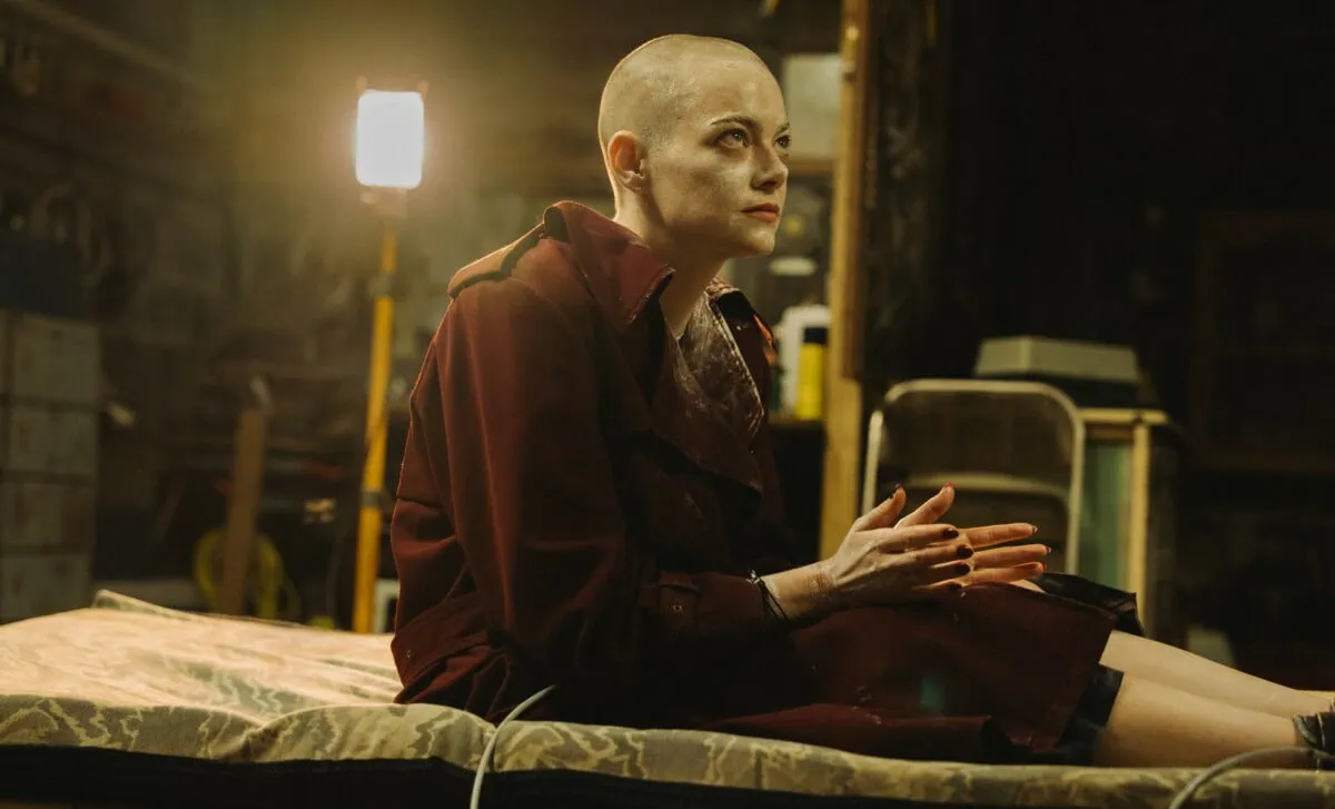 Michelle Fuller (Emma Stone) en captivité dans Bugonia