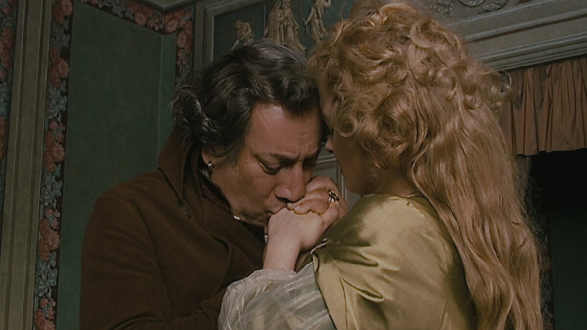 Jean-Claude Dreyfus embrasse la main de Lucy Russell dans L'Anglaise et le Duc