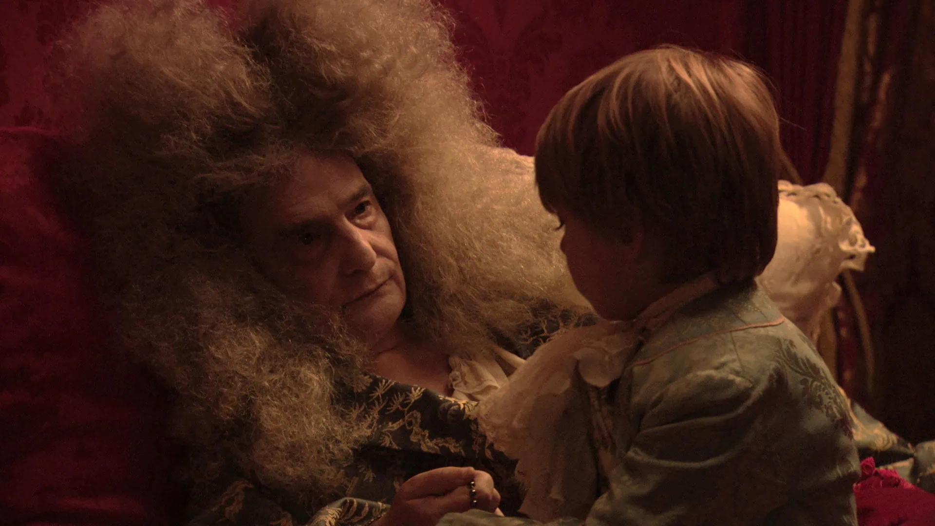 Le Roi Soleil (Jean-Pierre Léaud) avec un enfant dans La Mort de Louis XIV