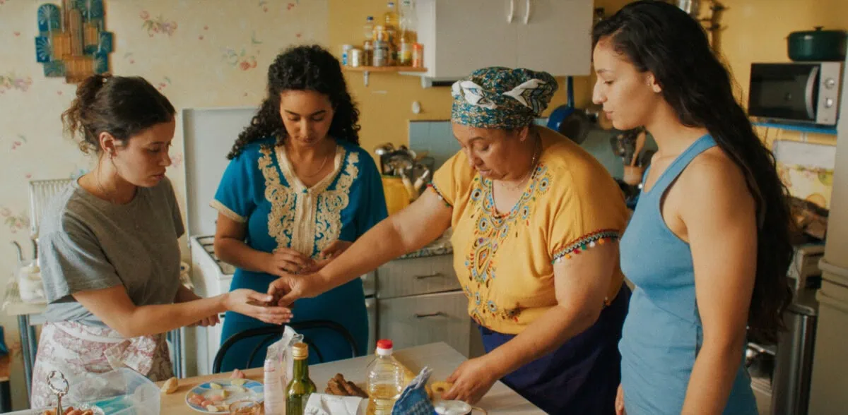 Fatima (Nadia Melliti) avec sa famille dans La Petite Dernière