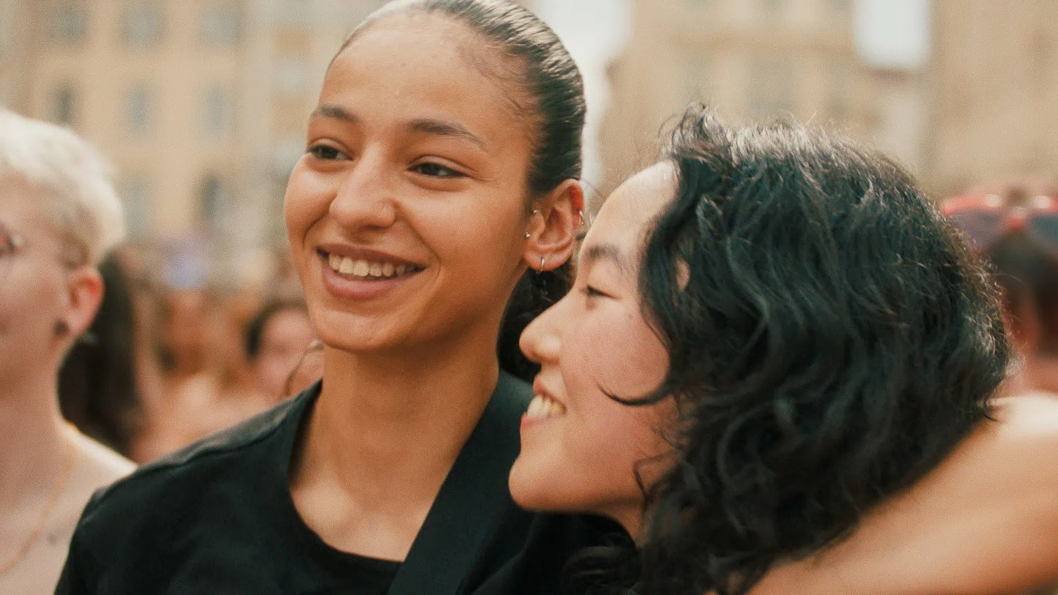 Fatima (Nadia Melliti) et Ji-Na (Park Ji-min) à la manifestation dans La Petite Dernière