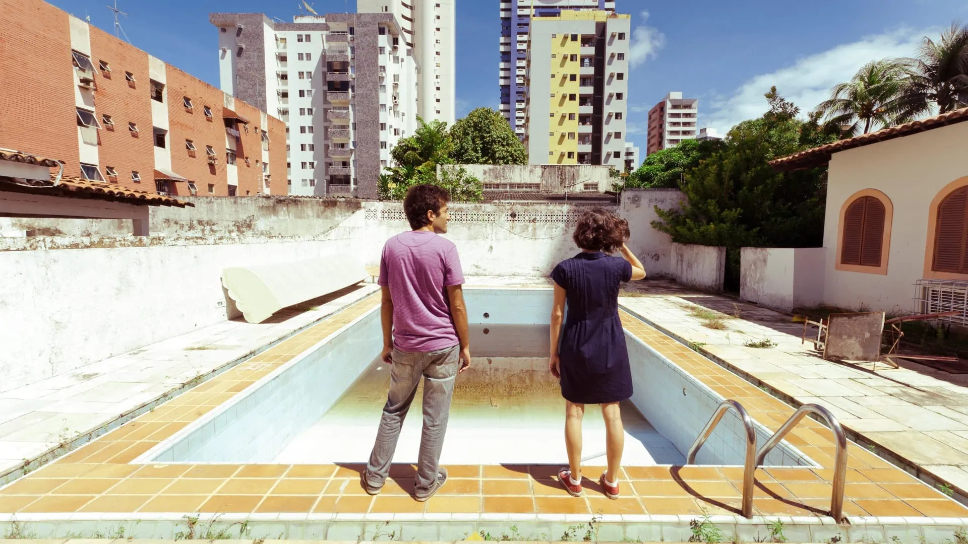 Les deux personnages face à la piscine vide dans Les Bruits de Recife