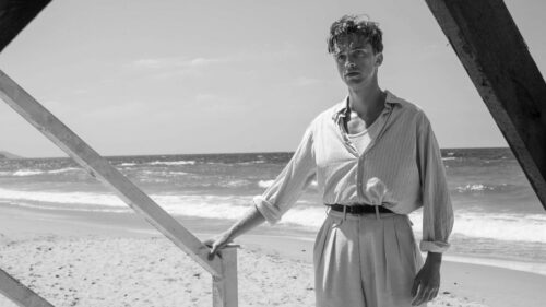 Benjamin Voisin sur la plage dans L'Étranger