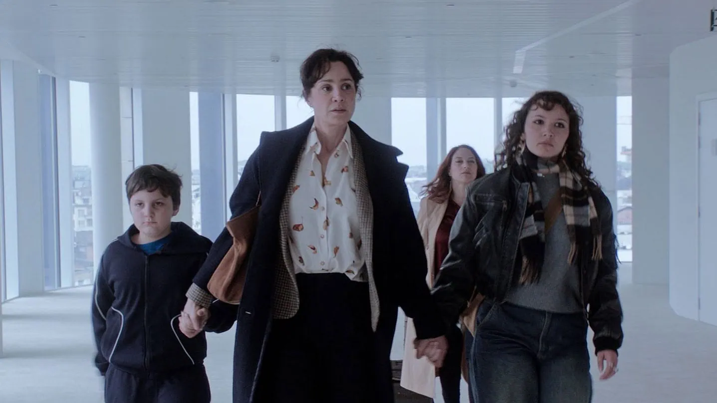 La mère et ses deux enfants arpentant les couloirs impersonnels de la justice, dans On vous croit