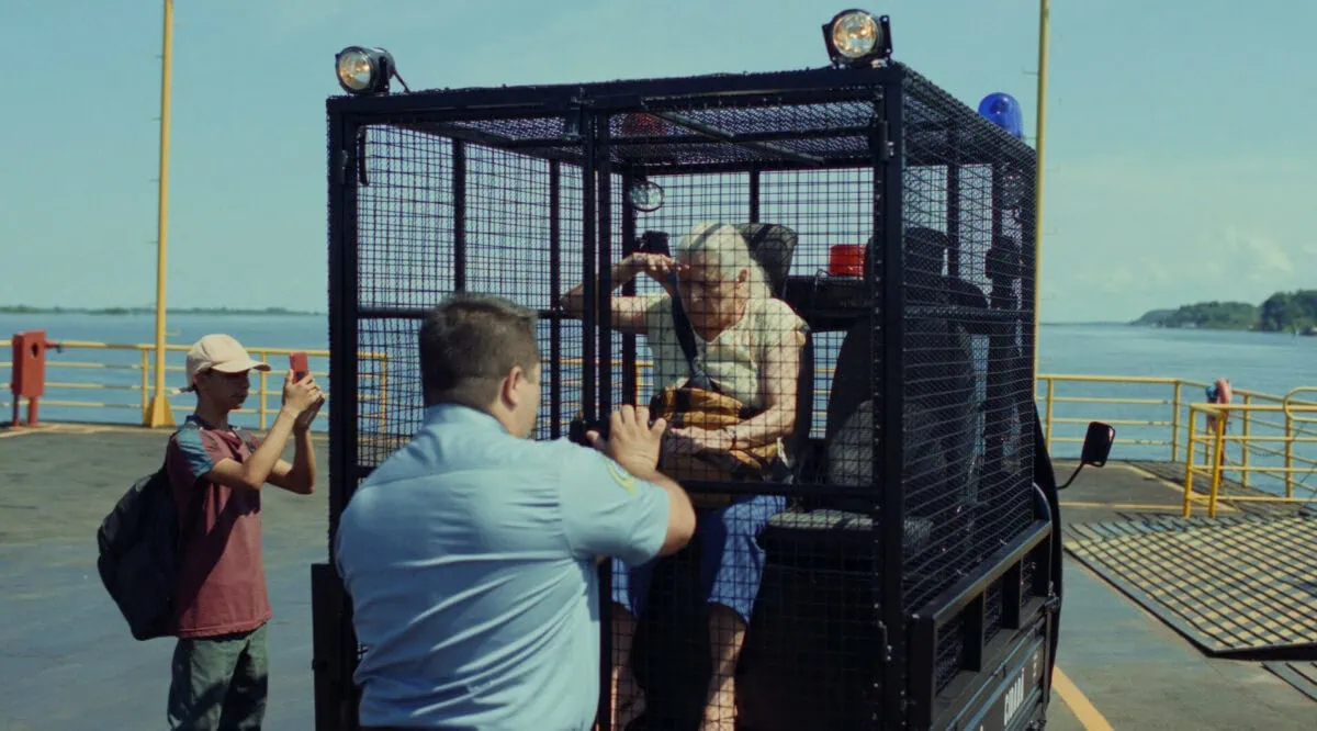 Tereza enfermée dans une voiture prison pour personnes âgées dans The Blue Trail