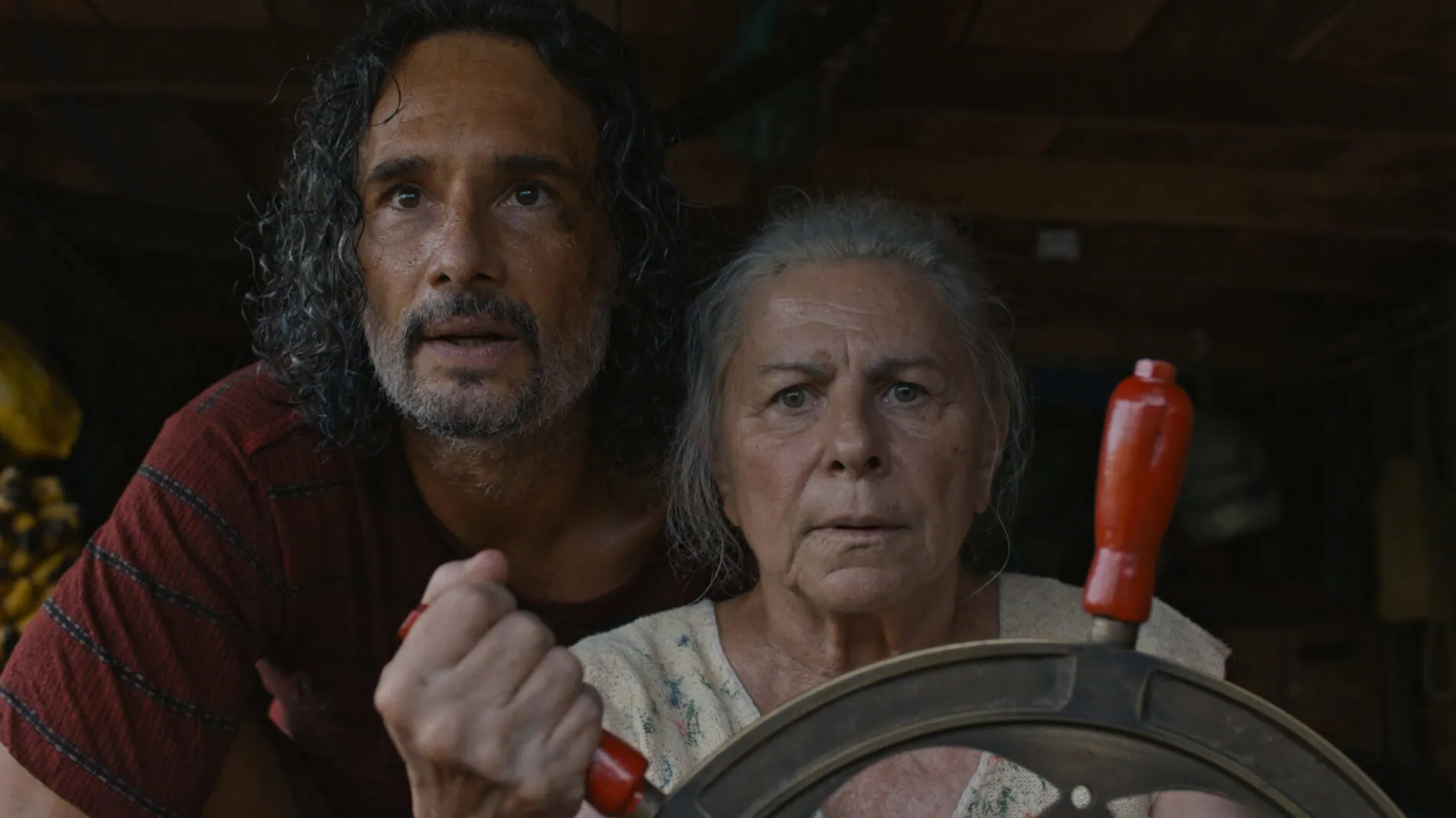 Tereza conduit le bateau de Cadu dans The Blue Trail