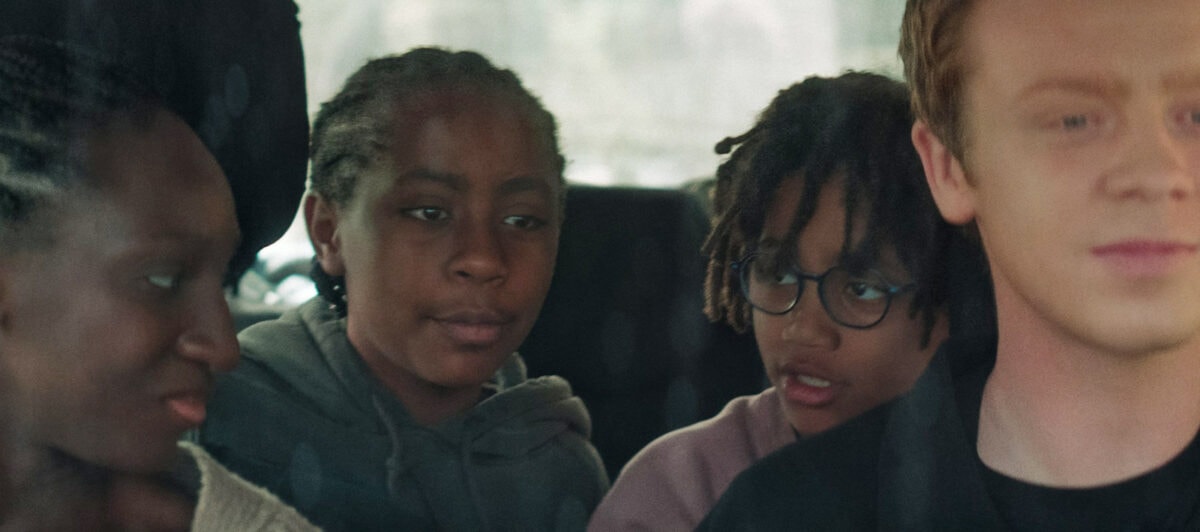 Les enfants dans la voiture dans Six jours ce printemps là