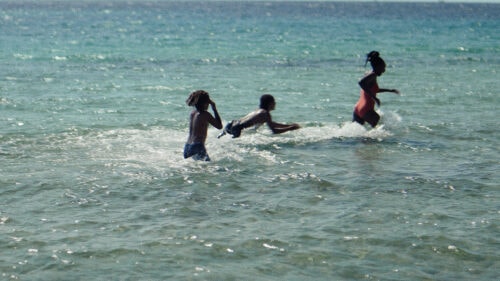 Les enfants se baignent dans la mer dans Six jours ce printemps là