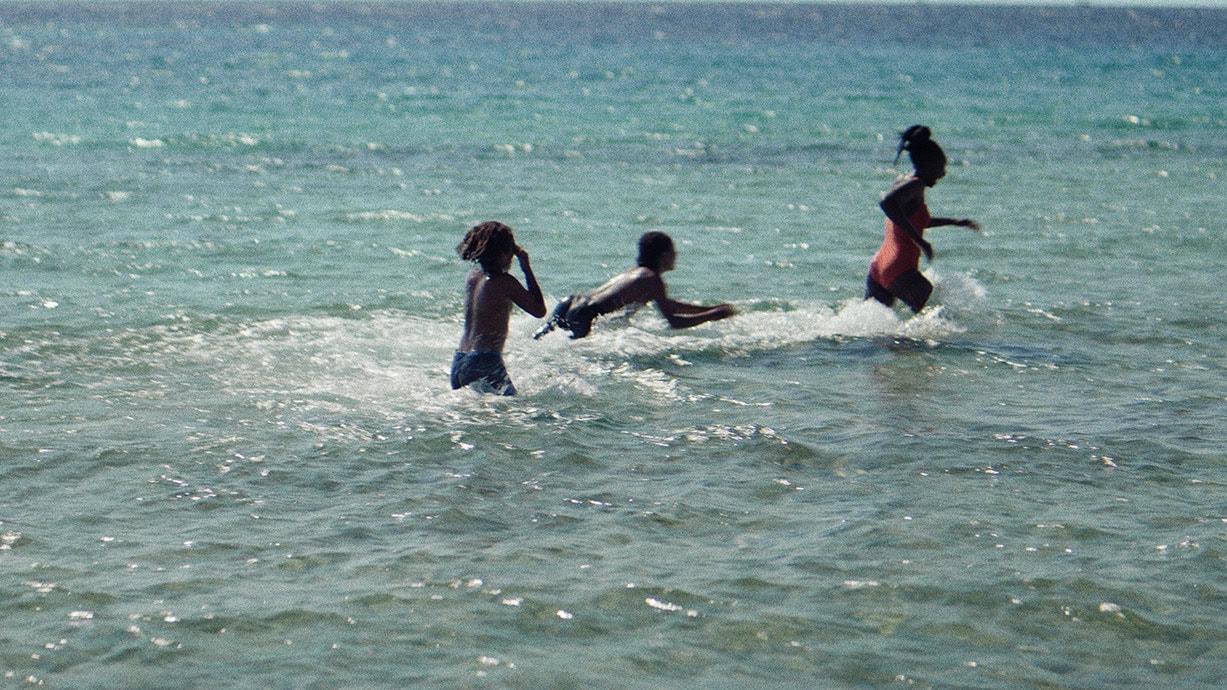 Les enfants se baignent dans la mer dans Six jours ce printemps là