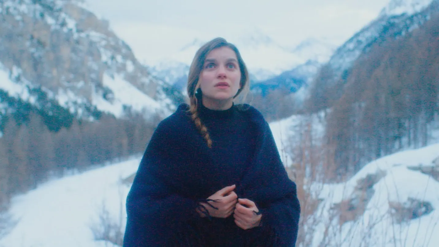 Galatea Bellugi dans la neige devant sa maison dans L'Engloutie