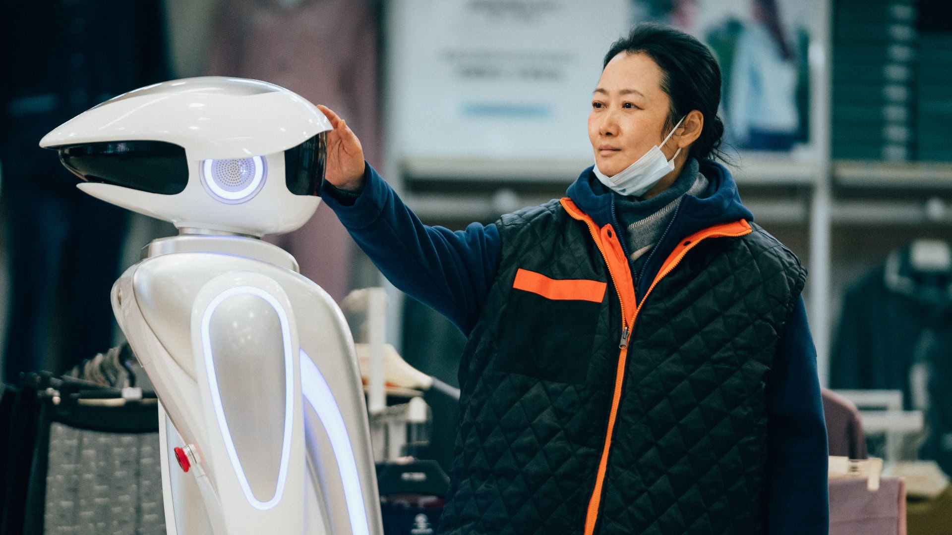 Tao Zhao pose sa main sur le robot dans Les Feux sauvages Jia Zhang-ke