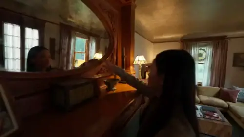 La jeune fille devant le miroir où apparaît le fantôme dans Presence de Steven Soderbergh.