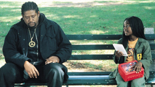 Forest Whitaker et la petite fille assis sur un banc dans Ghost Dog