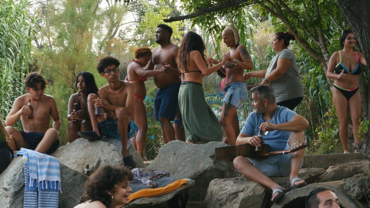 La petite communauté chante et danse le long de la rivière dans Histoires de la bonne vallée de José Luis Guerin