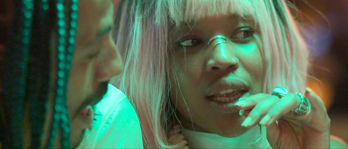 Cleo Diara en discothèque dans Le Rire et le Couteau