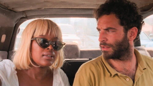 Cleo Diara et Sergio Coragem dans le taxi au début de Le Rire et le Couteau