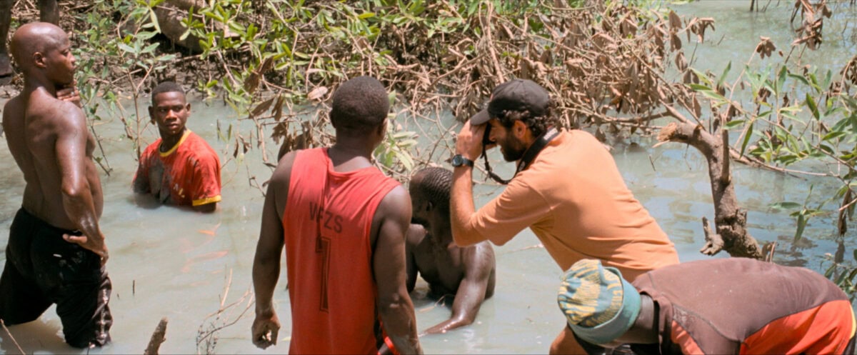 Sergio Coragem dans la boue avec les ouvrier dans Le Rire et le Couteau 