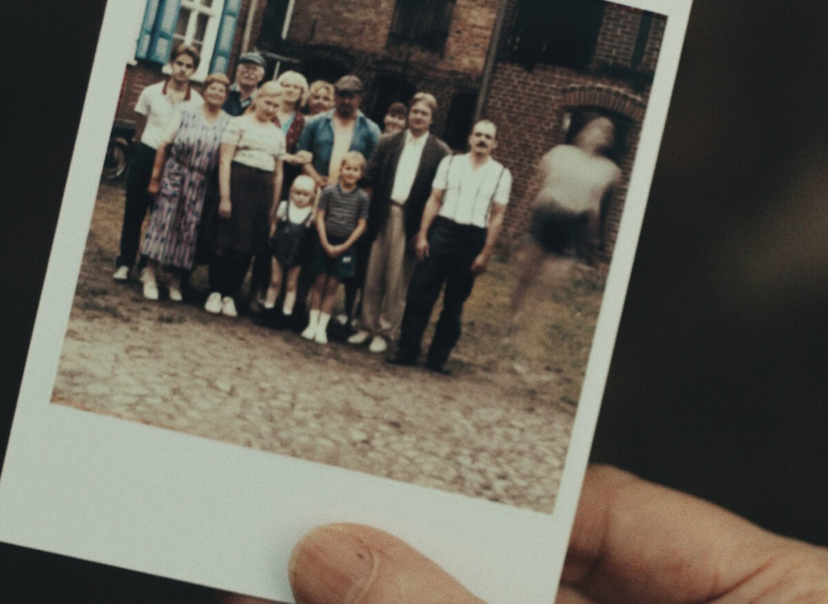 La photographie avec le fantôme dans Les Échos du passé