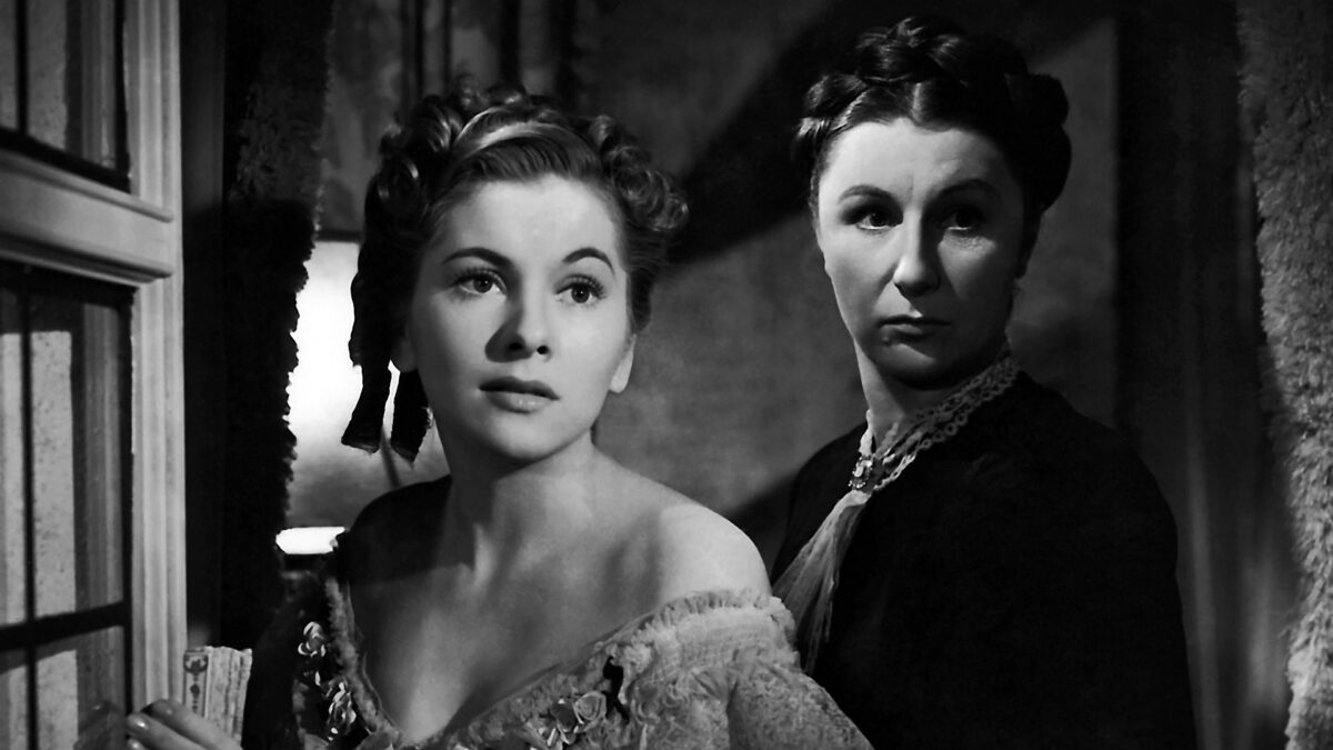 Joan Fontaine et Judith Anderson dans Rebecca d'Alfred Hitchcock.