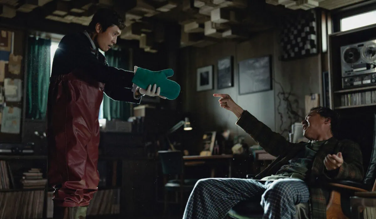 You Man-su avec son pistolet pour tuer le premier homme dans Aucun autre choix de Park Chan-wook