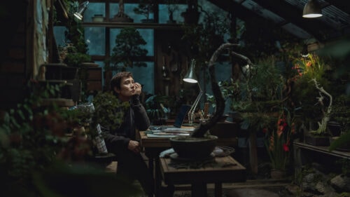 You Man-su dans sa serre dans Aucun autre choix de Park Chan-wook