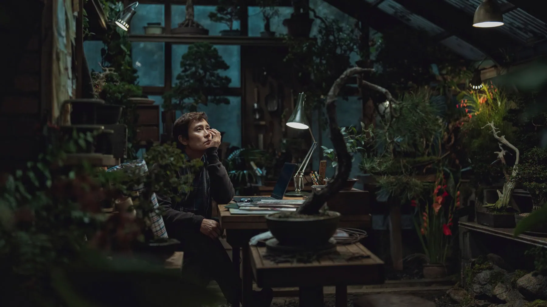 You Man-su dans sa serre dans Aucun autre choix de Park Chan-wook