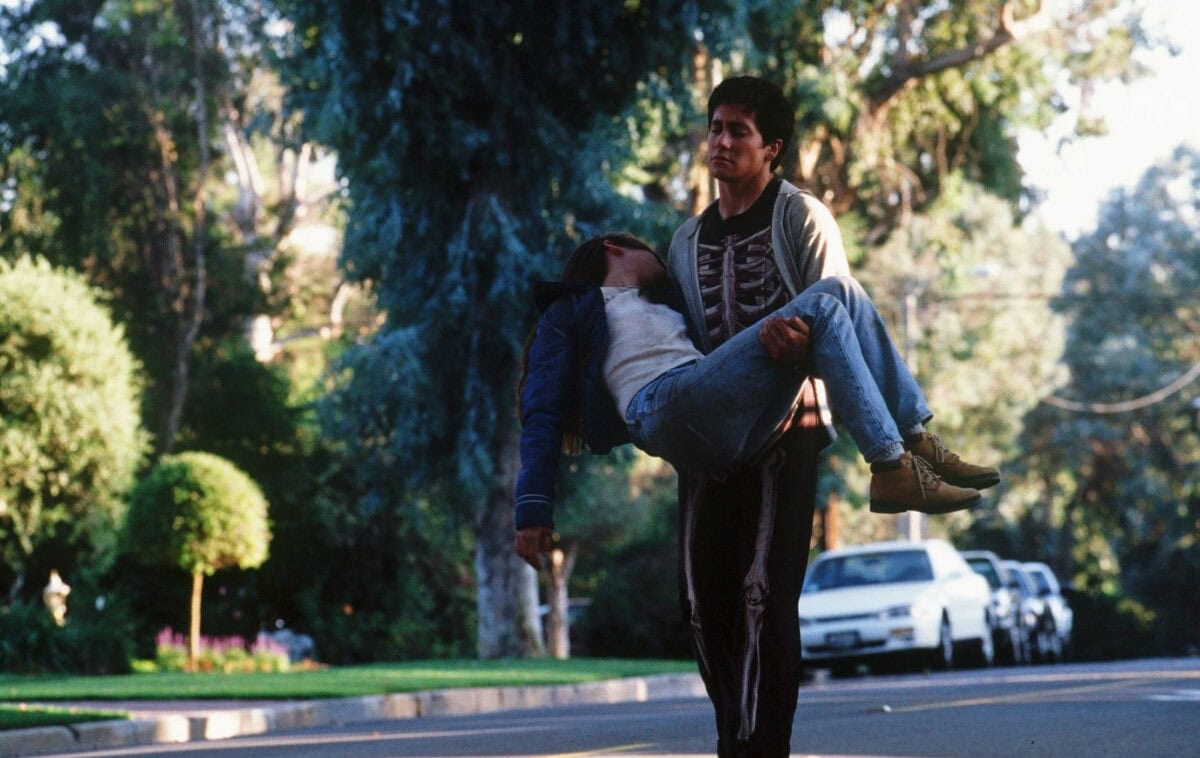 Donnie Darko porte son amoureuse dans Donnie Darko de Richard Kelly