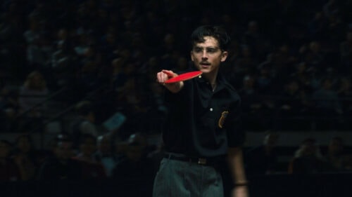 Timothée Chalamet (Martin Mauser) joue au tennis de table en tournoi dans Marty Supreme