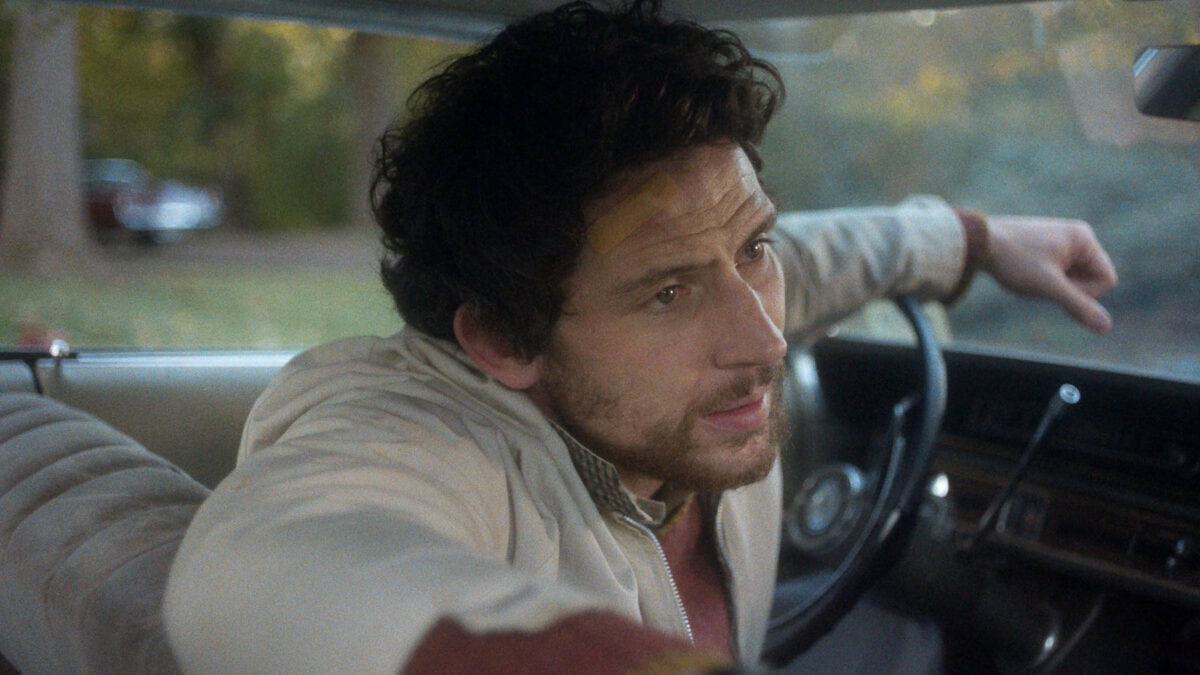 Josh O'Connor dans sa voiture dans The Mastermind 